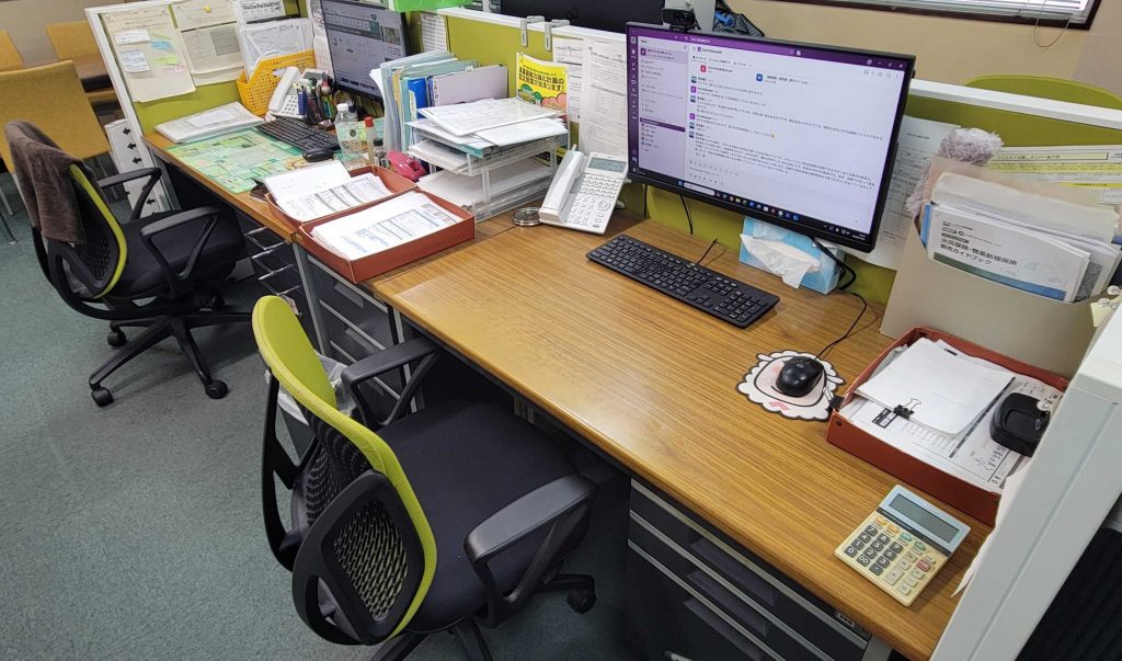 公共工事の書類作成や手続きを行うデスクの風景